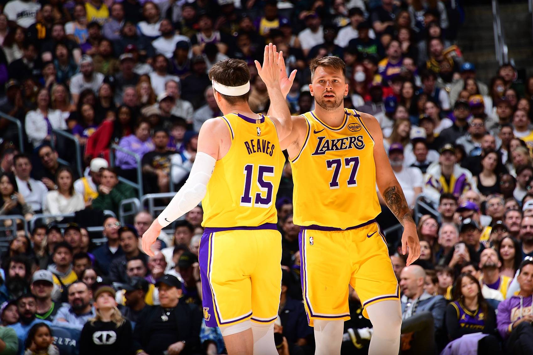 东契奇回归赛场，赛况扑朔迷离首场状态亮眼，雄鹿观众沸腾！